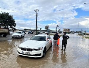 Antalya’da sağanak yağışta araçlar yolda kaldı