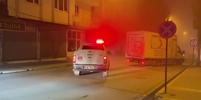 Hatay’da deprem sonrası evlerine giremeyen vatandaşlara çorba dağıtıldı