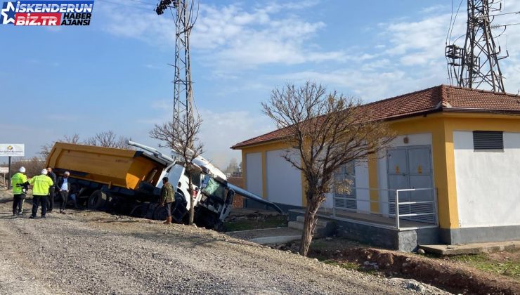 Hatay’da taraf tabelasına çarpan kamyon şoförü yaralandı