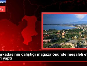 Kız arkadaşının çalıştığı mağaza önünde meşaleli evlilik teklifi yaptı