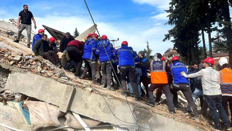 Antakya’da 35 saat sonra 2 kişi enkazdan sağ olarak çıkarıldı