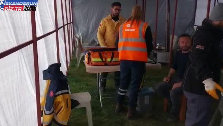 Antalya Büyükşehir Belediyesi Sıhhat Grupları, Deprem Bölgesinde Tetanoz Aşısı Yapıyor