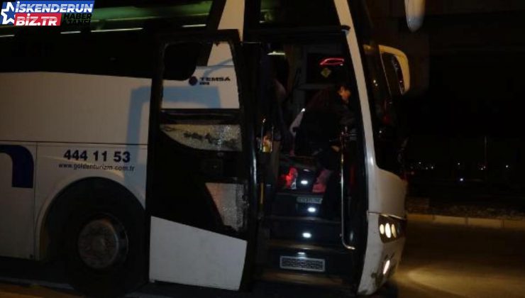 Antalya’da trafikte tartışıp, afet bölgesine giden otobüsün camını kırdılar