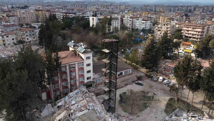 Bina yıkıldı, yangın merdiveni ayakta kaldı