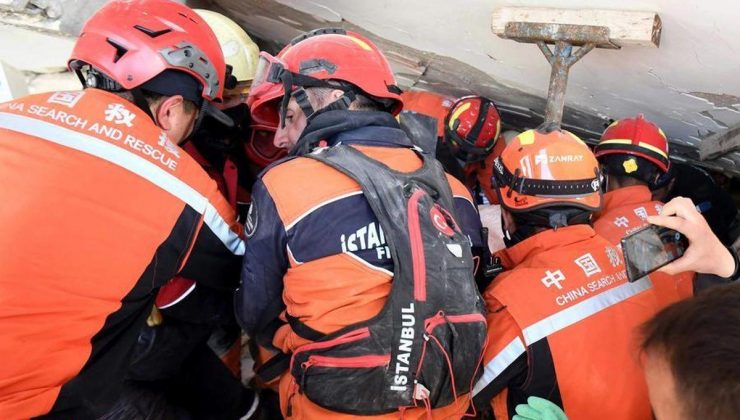 Çinli ve Türk Kurtarma Grupları Antakya’da Üç Bayanı Enkaz Altından Kurtardı