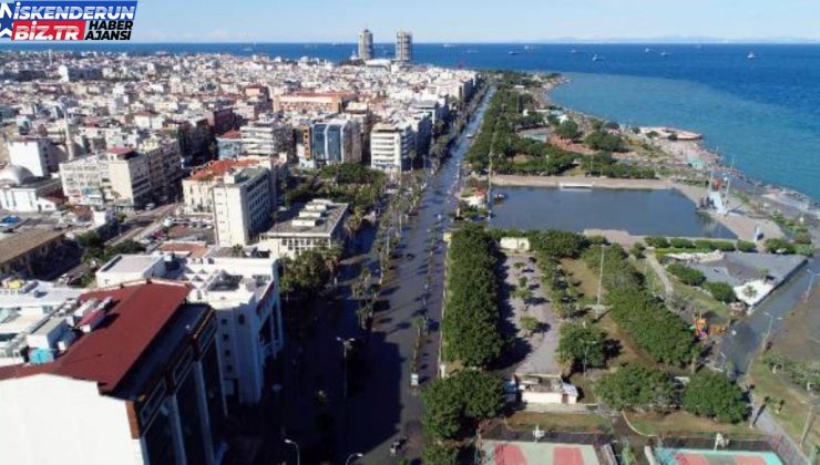 Deniz düzeyinin yükseldiği İskenderun’da caddeler göle döndü, işyerleri boşaltıldı, araçlar mahsur