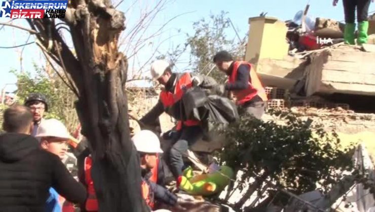 En acı teşhis…60 saattir enkazda bekleyen baba hüznü ve sevinci tıpkı anda yaşadı