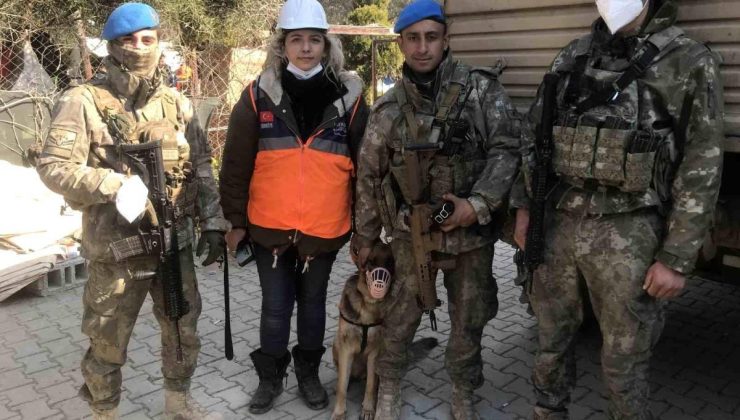 Enkazdan kurtarılan köpeğe askerler sahip çıktı