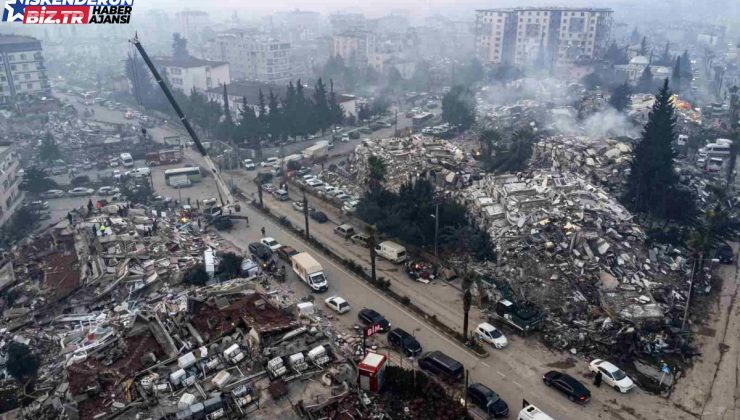 Hatay’a girişte 40 kilometrelik araç kuyruğu havadan görüntülendi