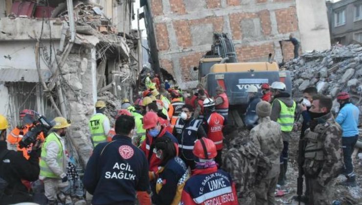 Hatay’da anne ve iki çocuğunun çıkarıldığı enkazdan, iki ses daha duyuldu