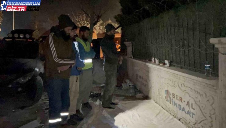 Hatay’da arama kurtarma takımlarından nöbetleşe akşam namazı