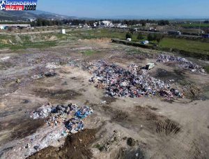 Hatay’da kentin dışına toplanan çöp yığını bu türlü görüntülendi