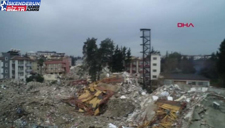 Hatay’da sarsıntıda binalar yıkıldı, yangın merdiveni ayakta kaldı