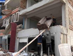 Hatay’da yıkılmak üzere olan 4 katlı binadan eşya taşıma anları kamerada