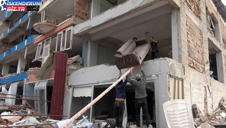 Hatay’da yıkılmak üzere olan 4 katlı binadan eşya taşıma anları kamerada