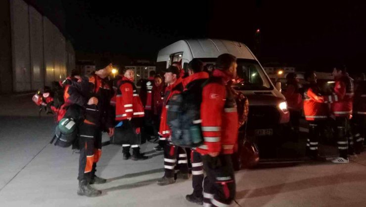 Hatay’daki arama kurtarma çalışmalarına katılan 32 itfaiyeci İstanbul’a döndü