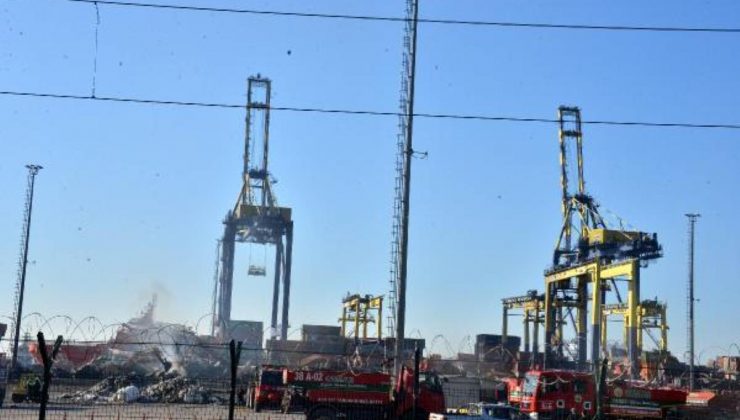 İskenderun Limanı’ndaki yangında hurdaya dönen konteynerler kaldırılıyor