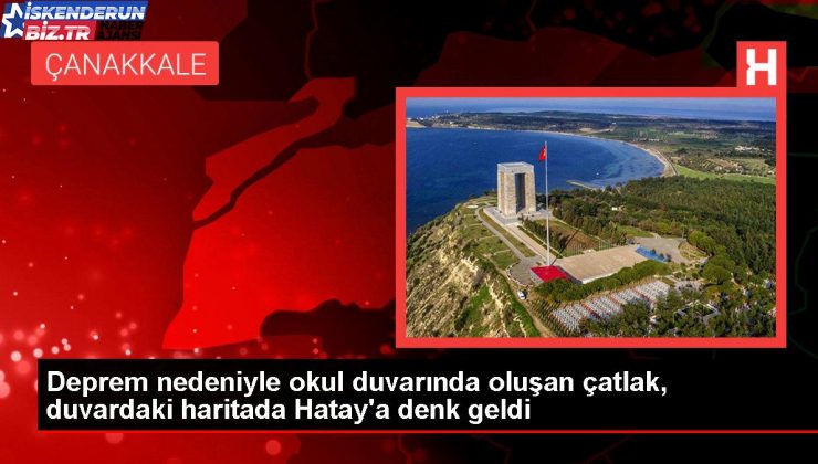 Sarsıntı nedeniyle okul duvarında oluşan çatlak, duvardaki haritada Hatay’a denk geldi