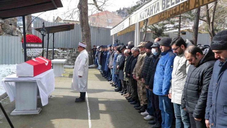 Sarsıntıda hayatını kaybeden astsubay memleketi Kütahya’da toprağa verildi