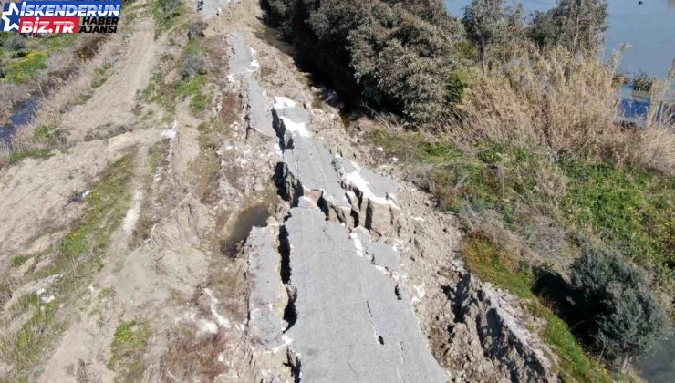 Sarsıntının vahametini anlatan görüntü! 3 kilometrelik yol evvel yarıldı sonra çöktü