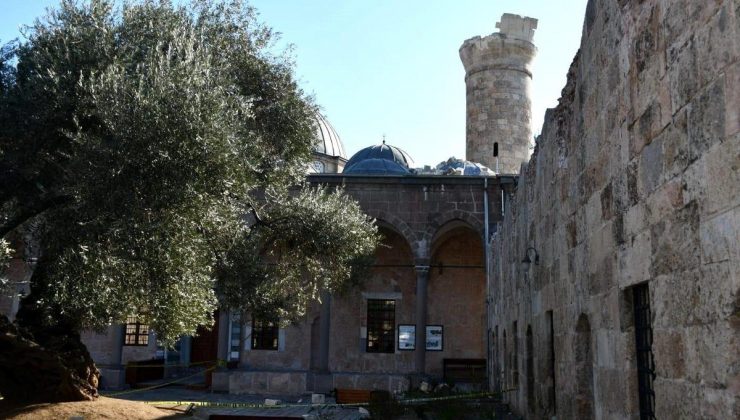 Tarihi Sarı Selim Mescidinin minaresi asrın felaketine dayanamadı