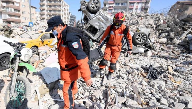 Türk Gönüllüler ve Çinli Kurtarma Grubu Sarsıntı Bölgesinde Vakte Karşı Yarışıyor