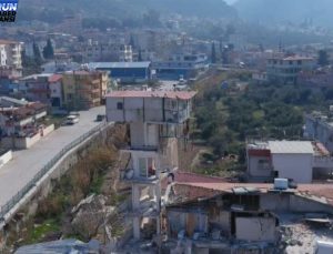 Yarısı çöken binanın üstündeki güvercin meskeni ayakta kaldı