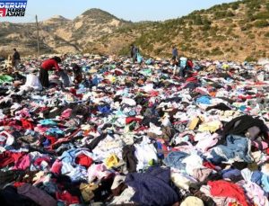 Yol kenarına binlerce kıyafet atıldı, depremzedeler uygun olanları aradı