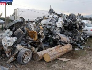 Zelzele sonrası üst üste konulan hurda araçlar, havadan görüntülendi