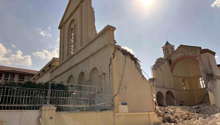 Zelzelede tarihi kilise de yıkıldı