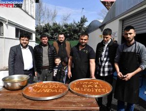 Depremzede vatandaştan künefeli teşekkür