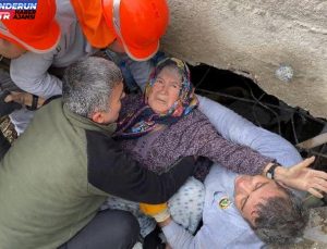 Kendisini enkazdan kurtaran grupla buluştu, kaybettiği oğlunu anlatırken ağladı