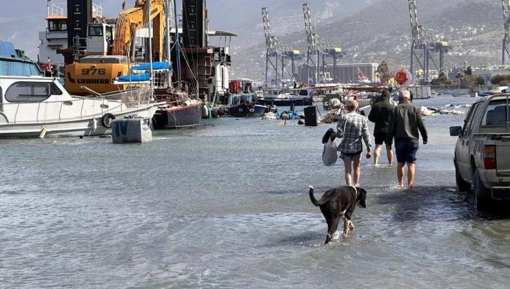 Lodos, balıkçı barınağını esir aldı