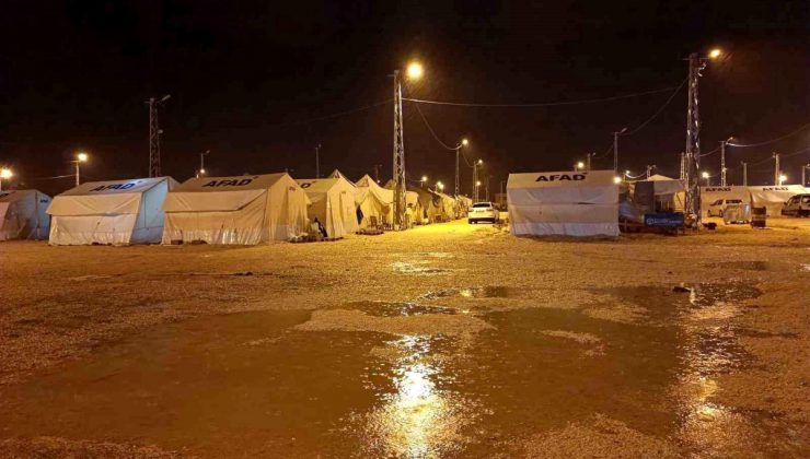 Zelzele bölgesinde fırtına ve sağanak yağış tesirli oluyor