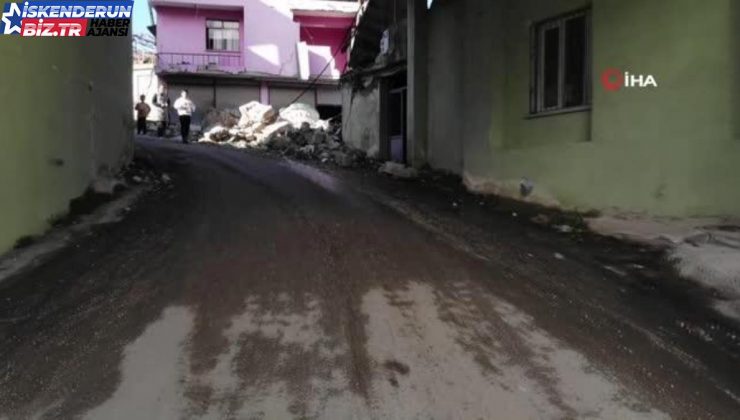 Zelzelede minaresi yıkılan cami altından yol geçen mimarisiyle dikkat çekiyor