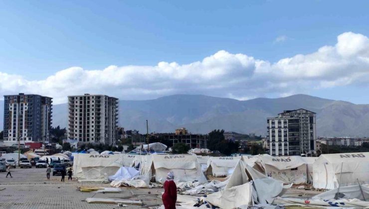 Hatay’da fırtına çadırları yıktı