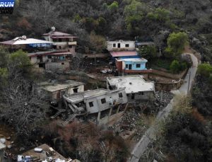 Zelzelenin yıkamadığını dağdan kopan kayalar yıktı