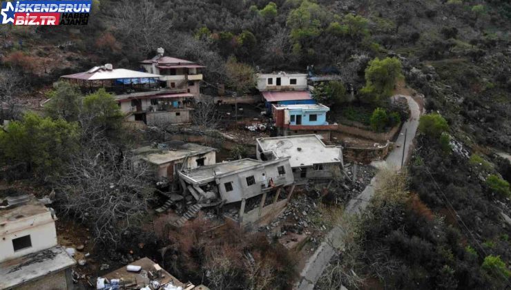 Zelzelenin yıkamadığını dağdan kopan kayalar yıktı