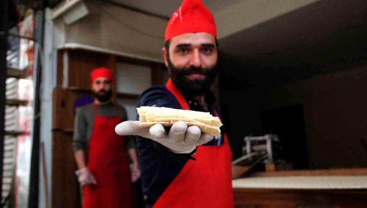 Zelzeleye karşın Hatay’ın ramazan sofralarına özel tatlısı ‘küncülü helva’ üretiyorlar