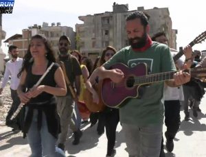 Antakya’da Müzisyenler Müzikler Eşliğinde Yürüdü: “Bu Kentin Yine Kurulmasında Biz de Varız Diyoruz. Antakya’yı Bırakmayacağız”