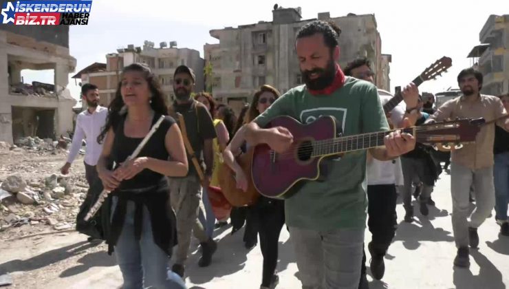 Antakya’da Müzisyenler Müzikler Eşliğinde Yürüdü: “Bu Kentin Yine Kurulmasında Biz de Varız Diyoruz. Antakya’yı Bırakmayacağız”