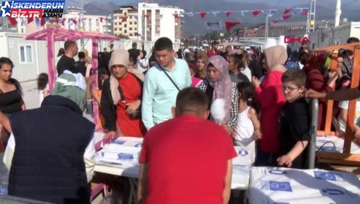 DEPREMZEDE ÇOCUKLAR, ÜSKÜDAR BELEDİYESİ’NİN DÜZENLEDİĞİ 23 NİSAN ETKİNLİĞİNDE EĞLENDİ