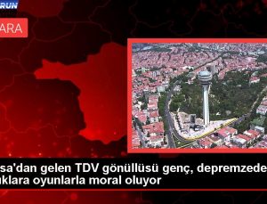 Fransa’dan gelen TDV gönüllüsü genç, depremzede çocuklara oyunlarla moral oluyor