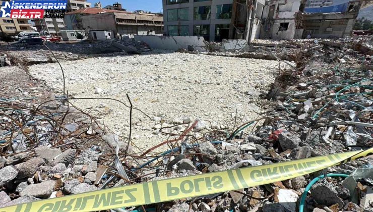 Hatay’da bir enkazın su dolu bodrum katında erkek cesedi bulundu