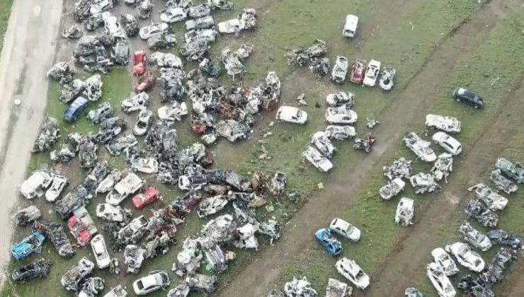 Hatay’da yıkılan binaların enkazından çıkarılan araçlar dronla görüntülendi