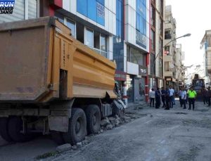 Hatay’da zelzelede hasar alan caminin minaresi denetimli yıkıldı