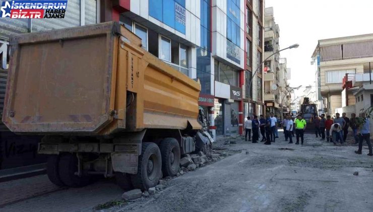 Hatay’da zelzelede hasar alan caminin minaresi denetimli yıkıldı