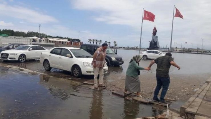 İskenderun’da Lodos Nedeniyle Kıyı Kesiti Su Altında Kaldı