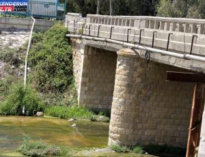 Sarsıntıda 200 yıllık tarihi köprü ayakta kaldı