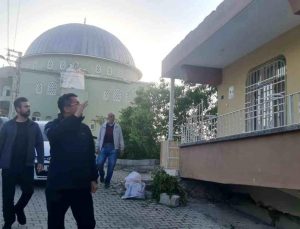 Vali Memiş, Hatay’da vatandaşların bayramını kutladı, sarsıntıda hayatını kaybedenler için dua etti